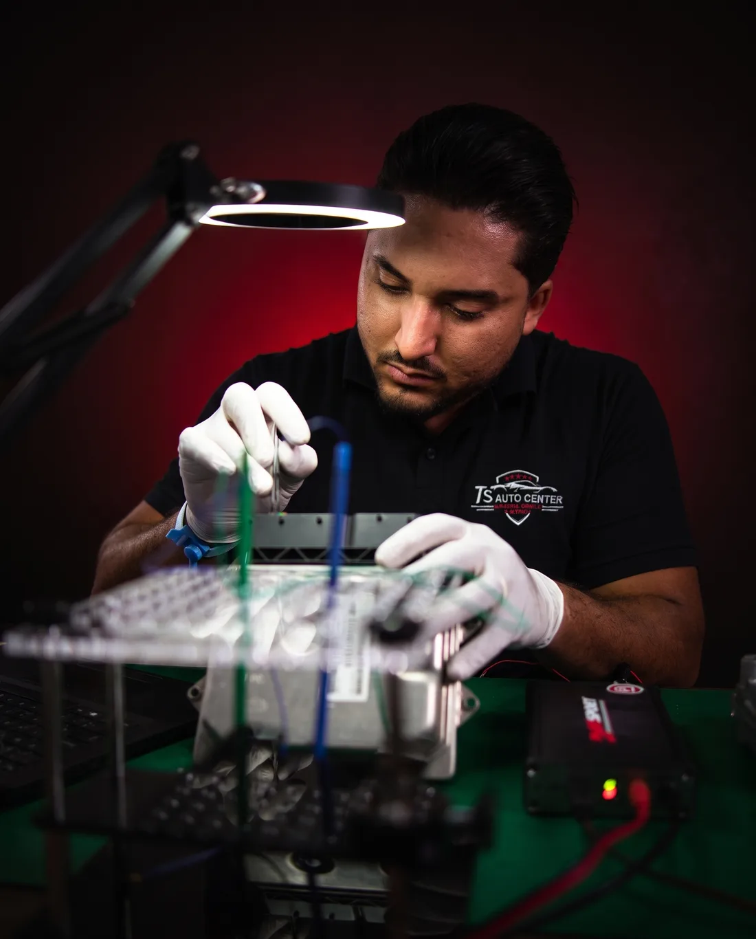 Técnico da TS reparando um módulo eletrônico na bancada