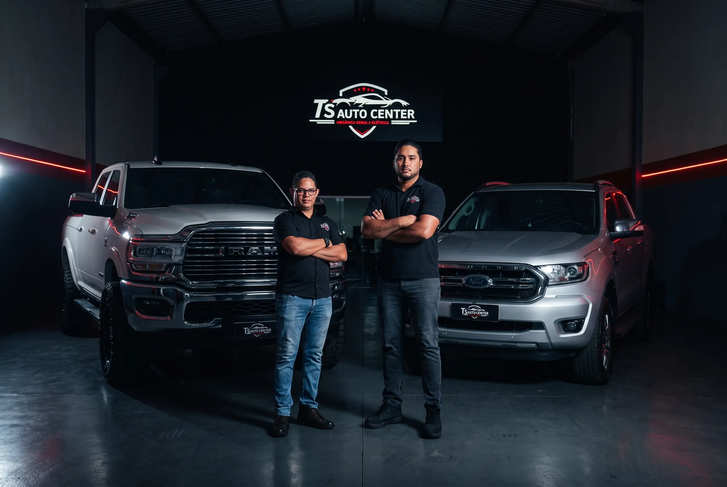 Tiago e Lucas, sócios da TS Auto Center, na frente das caminhonetes no galpão em Taguatinga Sul