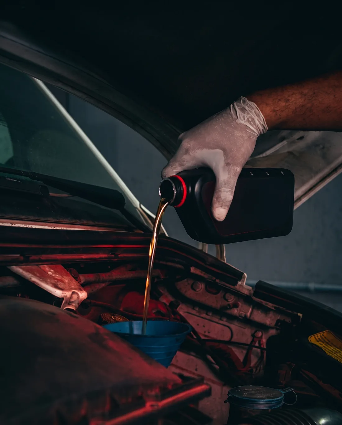 Óleo novo sendo colocado no motor de uma van a diesel na TS Auto Center
